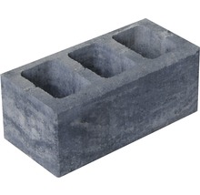 Grauer Betonstein mit drei Löchern