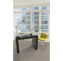 Büroraum mit Schreibtisch, Bürostuhl, Lampe und Fenster mit Blick auf ein Gebäude