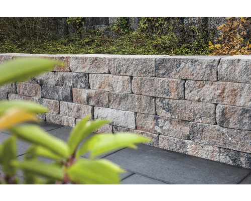 Mauer aus Gartensteinen