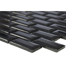 Detailaufnahme von schwarzen Mosaikfliesen in Fischgrätenmuster