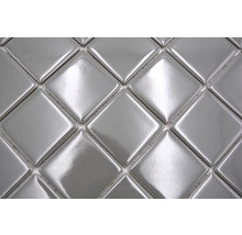 Nahaufnahme von silberfarbenen, quadratischen Mosaikfliesen