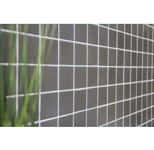 Nahaufnahme eines grauen Mosaiks mit Fugen