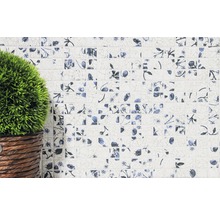 Nahaufnahme von Mosaikfliesen mit Blumenmuster