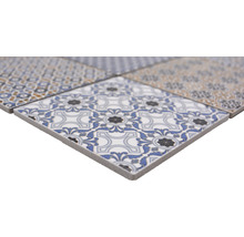 Nahaufnahme von keramischen Bodenfliesen mit Muster