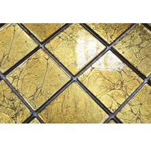 Nahaufnahme von Mosaikfliesen mit Blattgoldoptik