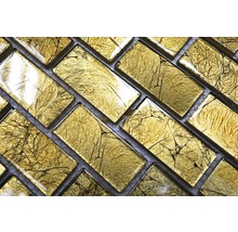 Nahaufnahme von rechteckigen Goldmosaikfliesen