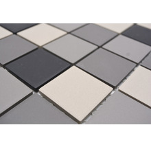 Mosaikfliese mit quadratischen Elementen in unterschiedlichen Grautönen.