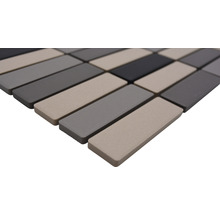 Mosaikfliesen in verschiedenen Grautönen und Beige