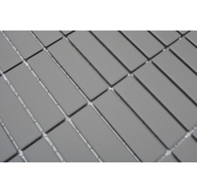 Graue Mosaikfliesen im Fischgrätenmuster