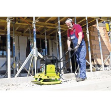 Mann bedient eine Zipper Rüttelplatte auf einer Baustelle.