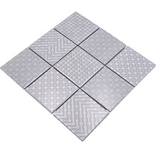 Muster aus quadratischen Fliesen mit verschiedenen geometrischen Motiven