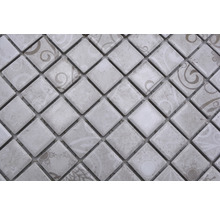 Mosaikfliesen in Diamantform mit unterschiedlichen Mustern