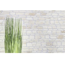 Wandverkleidung aus Naturstein mit künstlichem Gras