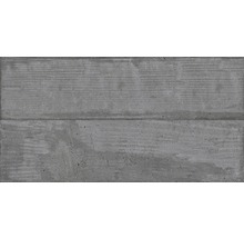 Graue Betonfliese in Holzoptik