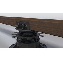 Verstellbarer Terrassenfuß mit montierter Holzdiele