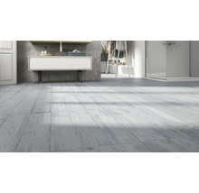 Badezimmer mit hellen Bodenfliesen in Holzoptik, Waschtisch und Dusche