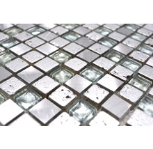 Nahaufnahme von quadratischen Mosaikfliesen aus Metall und Glas