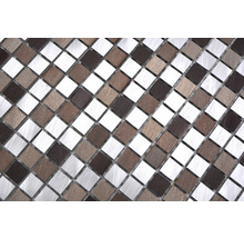 Mosaikfliesen mit quadratischen Stücken in verschiedenen Farbtönen