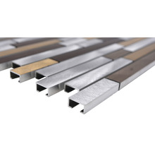 Mosaikfliese mit schmalen, rechteckigen Stücken in verschiedenen Metalloptiken