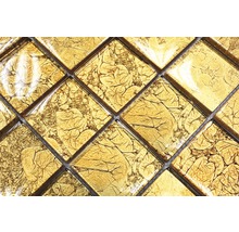Detailaufnahme eines Mosaiks mit quadratischen Goldglasfliesen