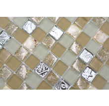 Nahaufnahme von Glasmosaikfliesen mit Muscheln und Mustern