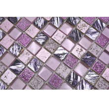 Nahaufnahme von quadratischen Mosaikfliesen mit verschiedenen Texturen