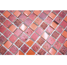 Mosaikfliesen mit quadratischen Elementen und unterschiedlichen Oberflächen