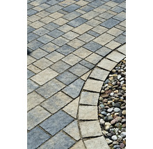 Verlegtes Pflastersteindesign mit Zierkies