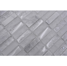 Mosaikfliesen aus Glas und Marmor im Detail