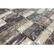 Mosaikfliesen aus Glas und Stein im Detail