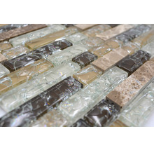 Mosaikfliese aus Glas und Marmor im Detail