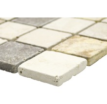 Nahaufnahme von quadratischen Natursteinmosaikfliesen
