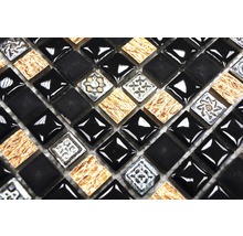 Mosaikfliesen mit quadratischen Steinen in unterschiedlichen Designs.