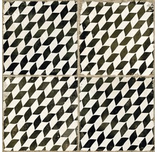 Vier Fliesen mit einem geometrischen Muster aus Rauten