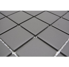 Nahaufnahme von grauen quadratischen Mosaikfliesen