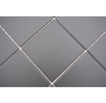 Graue quadratische Fliesen mit Fugen