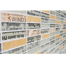 Mosaikfliesen mit Städte- und Wortmotiven