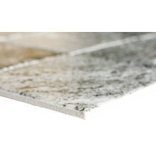 Nahaufnahme einer Wandfliese mit Steindekor.