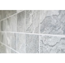 Graue Wandfliesen mit Steinmuster