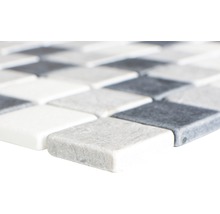 Mosaikfliese aus Naturstein mit quadratischen Steinen