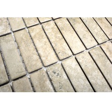 Rechteckige Mosaikfliesen auf einem Netz