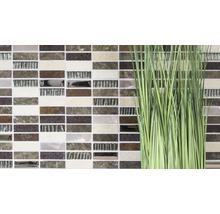 Mosaikfliesenwand mit rechteckigen Fliesen und Pflanzen