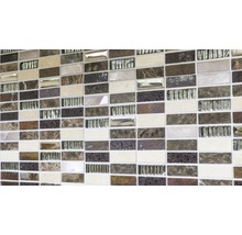 Mosaikfliesenwand mit rechteckigen Fliesen in verschiedenen Braun- und Beigetönen sowie Glaselementen