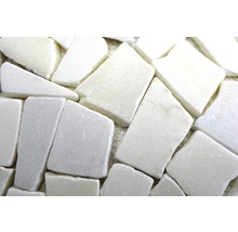 Nahaufnahme von weißen Marmormosaikfliesen