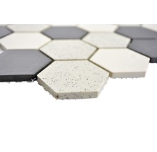 Sechseckige Bodenfliesen in verschiedenen Farben.