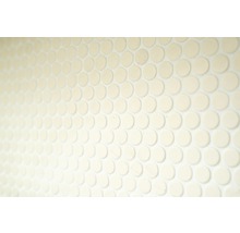 Nahaufnahme von runden Fliesen auf einer Fläche