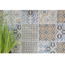 Fliesenwand mit floralen und geometrischen Mustern
