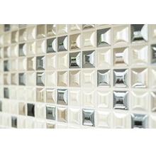 Nahaufnahme einer Wand mit quadratischen Mosaikfliesen.