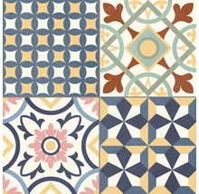 Fliesen mit verschiedenen geometrischen und floralen Mustern