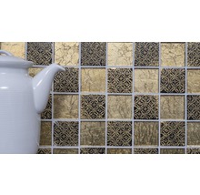 Mosaikfliesen in Gold und Schwarz mit Teekanne